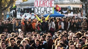 Des participants au mouvement Nuit Debout, place de la République à Paris, lundi 18 avril 2016.