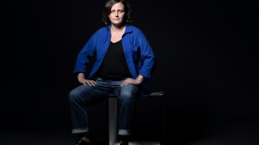 Le livre d'Anne Pauly, ici photographiée le 23 septembre 2019 à Paris, est un hommage aux gens de peu, ces "invisibles" abîmés par la vie Le livre d'Anne Pauly, ici photographiée le 23 septembre 2019 à Paris, est un hommage aux gens de peu, ces "invisibles" abîmés par la vie