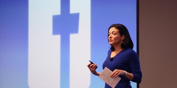 Sheryl Sandberg, directrice générale de Facebook, a justifié l'augmentation du salaire minimum chez ses fournisseurs par le fait que les femmes en seraient les premières bénéficiaires.