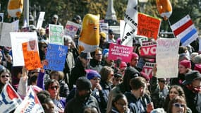 De nombreuses pancartes promouvant les droits des femmes ont été brandies lors d'une marche à Chicago le 13 octobre 2018 contre la politique "anti-femmes" de Trump. 