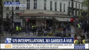 Gilets jaunes à Paris: une barricade est en train d'être constituée sur les Grands Boulevards