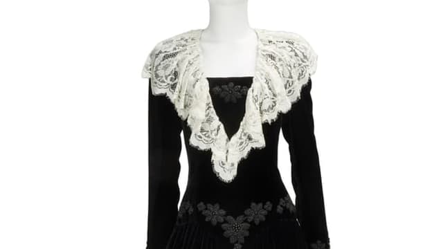 Robe de soirée en velours noir de la princesse Diana signée Catherine Walker et vendue aux enchères le 27 juin par Julien's Auctions