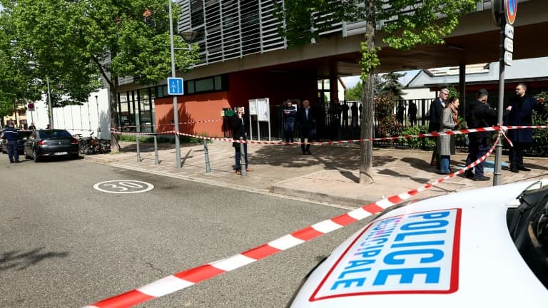 Des policiers devant l'école de  Souffelweyersheim, dans le Bas-Rhin, où deux fillettes ont été blessées au couteau, le 18 avril 2024.
