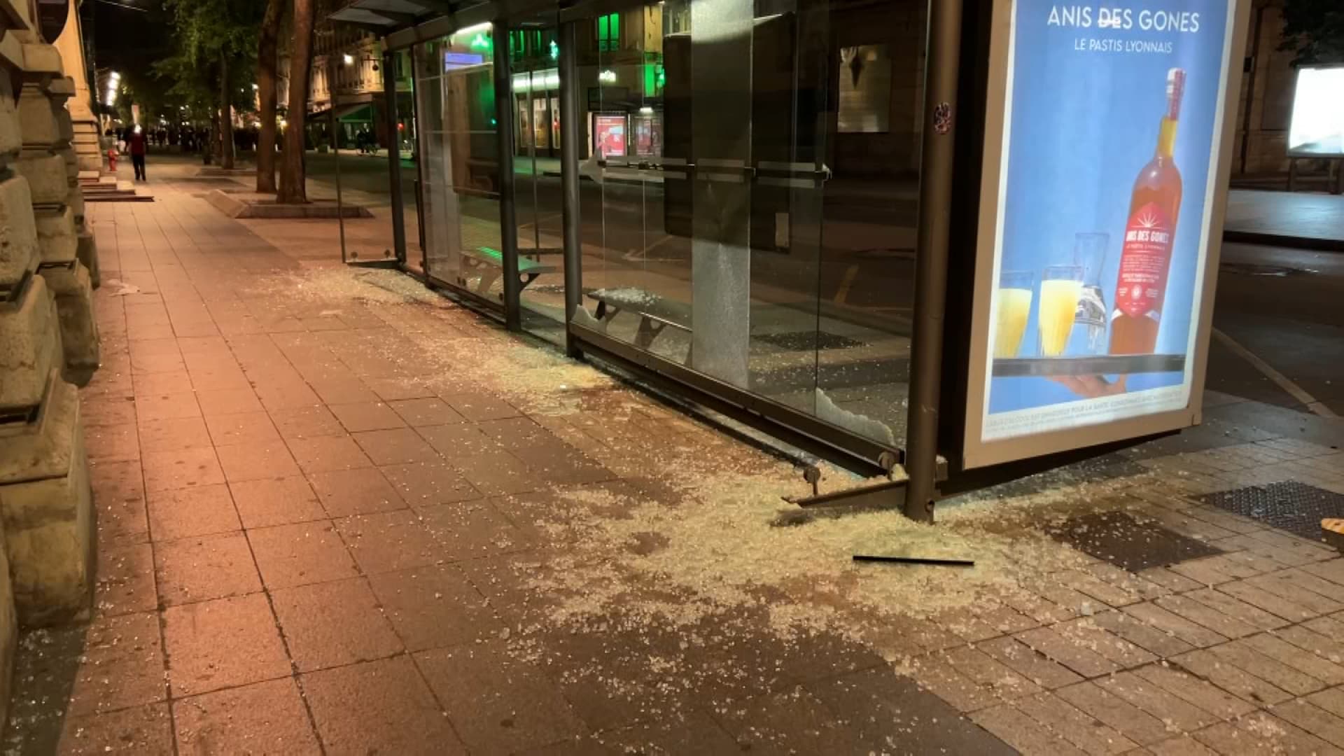 Mort de nahel: les images des dégradations à lyon après une nouvelle nuit de violences