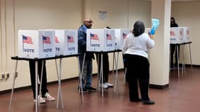 Des personnes déposent leur bulletin de vote anticipé pour l'élection présidentielle, le 29 octobre 2024 à Detroit, Michigan, aux États-Unis.