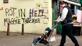 Inscription hostile à Margaret Thatcher sur un mur de Belfast. Six jours après la mort de l'ex-Premier ministre, la chanson "Ding Dong! The Witch Is Dead" (Ding Dong! La sorcière est morte), extraite de la bande originale du film "Le magicien d'Oz", s'est