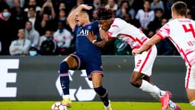 Mohamed Simakan fait faute sur Kylian Mbappé lors de PSG-Leipzig