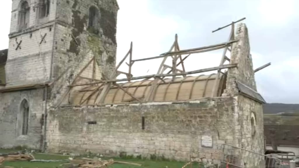 Le toit de de l'église de Clerques effondré après le passage de la tempête Eunice le 19 février 2022