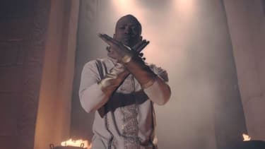 Rohff dans le clip de "Détrôné"