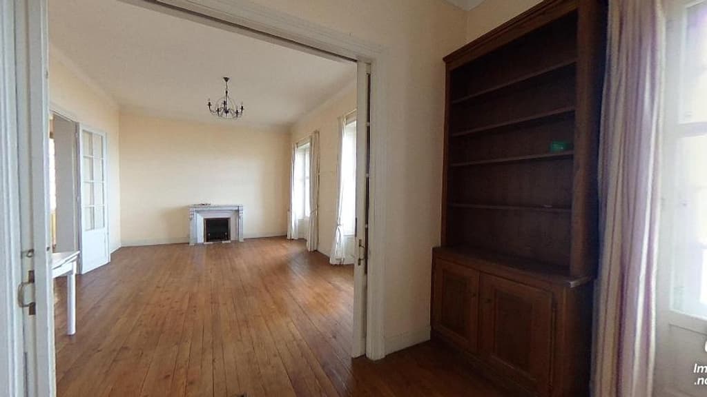 De beaux volumes pour la villa Ugaïna, avec double séjour, parquet et cheminée. De beaux volumes pour la villa Ugaïna, avec double séjour, parquet et cheminée.