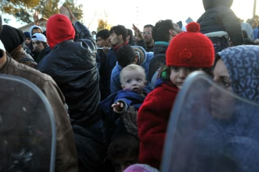 Réfugiés et migrants tentent de passer la frontière le 3 décembre 2015 à Idomeni, en Grèce, vers la Macédoine