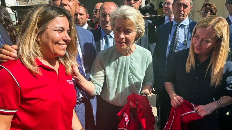 Ursula von der Leyen échange avec des humanitaires aux côtés de Giorgia Meloni, à Lampedusa, en Italie, le 17 septembre 2023