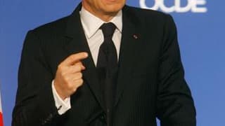 Le président Nicolas Sarkozy a proposé lundi de réfléchir à un rôle des droits de tirage spéciaux (DTS) du Fonds monétaire international (FMI) et à l'internationalisation de monnaies autres que le dollar et l'euro pour remédier à l'instabilité des changes