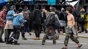 Des participants à une rave party à Pluguffan, près de Quimper, le 30 mars 2024