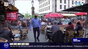 Paris: la distanciation sociale difficile à faire respecter en terrasse
