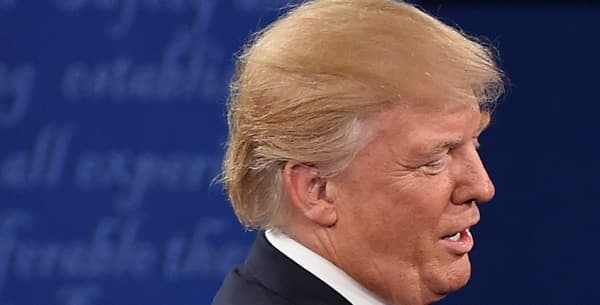 Hillary Clinton et Donald Trump se sont serré la main à la fin du débat. Hillary Clinton et Donald Trump se sont serré la main à la fin du débat.