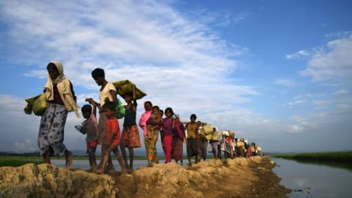 Des réfugiés rohingyas marchent vers le camp de Balukhali après avoir fui la Birmanie, le 2 novembre 2017 au Bangladesh