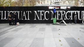 L'un des "Fluctuat Nec Mergitur", celui-ci Place de la République, à Paris.