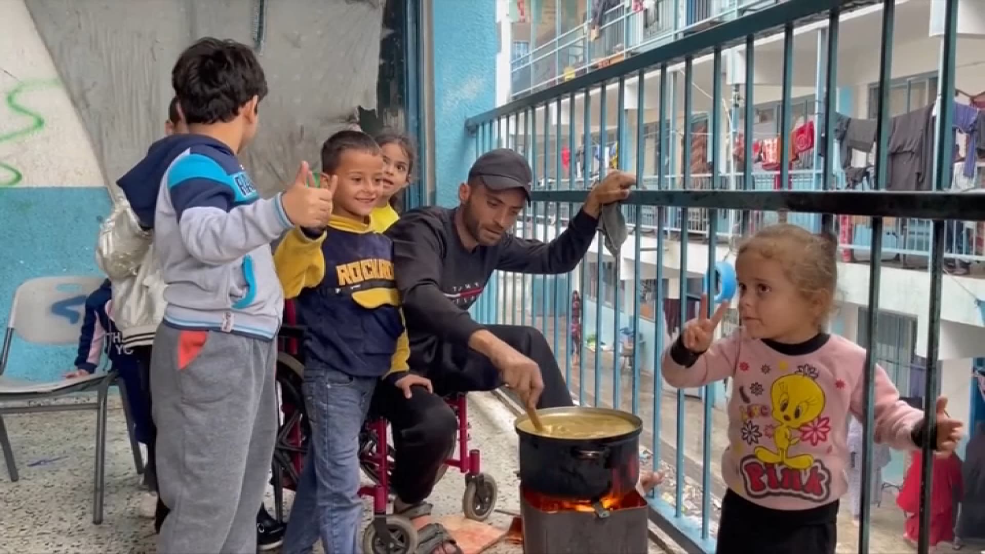 Images of residents of northern Gaza returning to their devastated neighborhoods