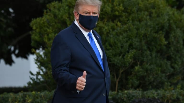 Le président américain Donald Trump, testé positif au Covid-19, quitte la Maison Blanche pour rejoindre l'hôpital militaire de Walter reed dans la banlieue de Washington le 2 octobre 2020