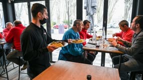 Des salariés du BTP déjeunent à la brasserie "Farconnet", le 2 février 2021 à Tournon-sur-Rhône, en Ardèche