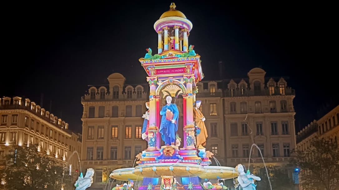 La fontaine des Jacobins illuminée, à l'occasion des derniers essais pour la Fête des Lumières.