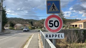 À Estoublon, une pétition a été lancée par des habitants qui demandent à la mairie une chicane et une réduction de la vitesse sur la route départementale qui traverse le village. 