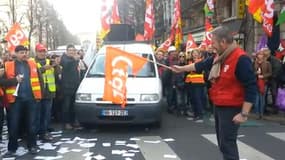 Un militant CGT brûle un drapeau de la CFDT lors d'une manifestation à Lille, le 5 mars dernier.
