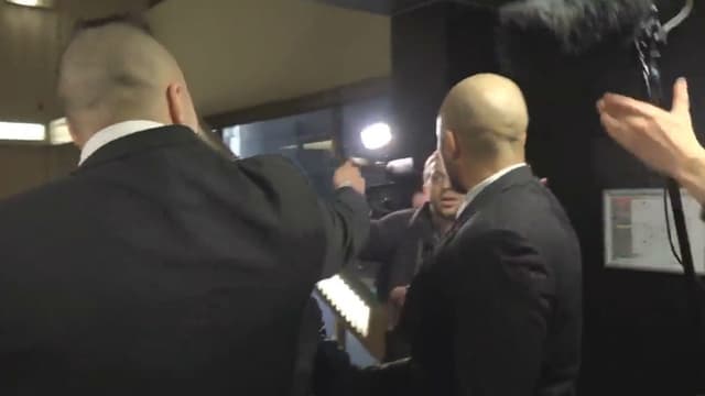 Un journaliste de Quotidien reconduit vers la sortie lors du Salon des entrepreneurs