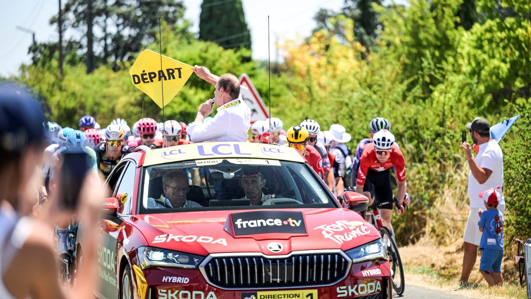 Un véhicule de l'organisation de course sur le Tour de France 2025.