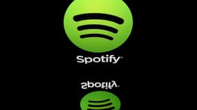 Le logo de la plateforme de streaming audio Spotify, affiché sur l'écran d'une tablette, le 19 avril 2018 à Paris, qui sera le nouveau sponsor principal du FC Barcelone pour les 4 prochaines saisons, a annoncé le club, le 15 mars 2022