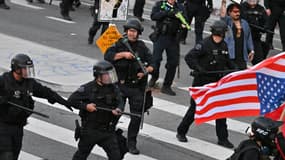 Des policiers en tenue anti-émeute lors des manifestations à Los Angeles le 10 juin 2025
