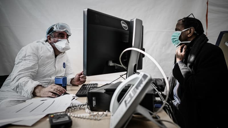 Une consultation médicale le 27 mars 2020 à Paris.