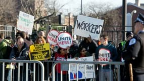 Des manifestants lors d'un meeting de Donald Trump à Chicago, le 11 mars 2016