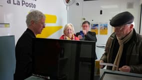 Image tirée d'une vidéo de l'AFPTV montrant des habitants dans un bureau de poste mobile à Ménil-Hubert-en-Exmes, dans l'Orne, le 23 avril 2024