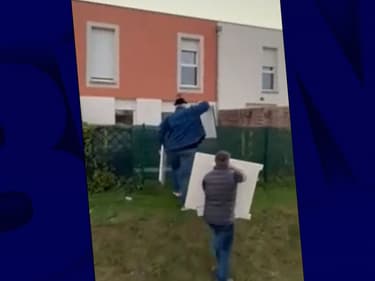 Jean-Pierre Dessein et son adjoint à la sécurité en train de ramener les plaques dans le jardin des habitants.