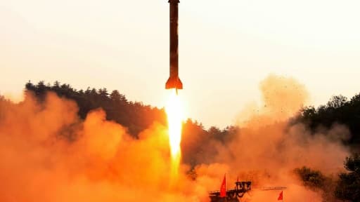 Photo fournie le 30 mai 2017 par l'agence officielle nord-coréenne Kcna d'un tir de missile balistique nord-coréen dans un lieu non précisé