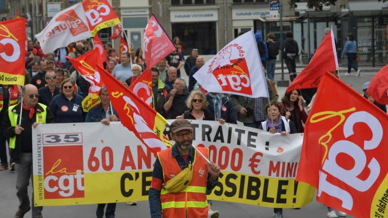 Des syndicalistes de la CGT brandissent des banderoles et des drapeaux lors d'une manifestation contre la réforme des retraites, à Rennes, le 23 mai 2023