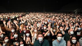Des spectateurs assistant à un concert expérimental à Barcelone, le 27 mars