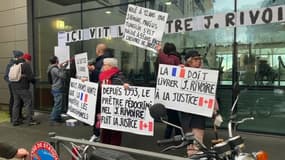 Des militants du collectif "Be Brave" on mené une action pour demander l'extradition vers le Canada du père Rivoire, accusé de viols