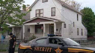 La police, ici devant le domicile d'Ariel Castro, est au coeur de la tourmente après la découverte de trois femmes et d"une petite fille au sous-sol de la maison après près de 10 ans de détention