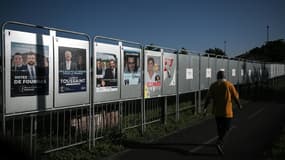 Des panneaux électoraux pour le premier tour des législatives anticipées, à Parempuyre, en Gironde, le 25 juin 2024.