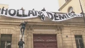La banderole déployée dimanche sur la terrasse du siège du PS par un le groupe d'extrême droite Génération identitaire.