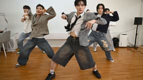 Les membres du groupe de K-pop 1Verse en studio, le 6 mars 2025.  Ce groupe de K-pop est composé de cinq membres: l'Américain d'origine chinoise Kenny, le Japonais Aito, l'Américain d'origine thaïlandaise Nathan, ainsi que Seok et Hyuk, des Nord-Coréens qui ont fait défection au Sud.