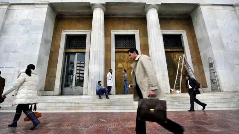 Athènes a décidé de puiser dans les caisses de ses collectivités locales pour reverser les fonds à la Banque nationale grecque (photo) et payer avec les retraitres et les salaires des fonctionnaires. 