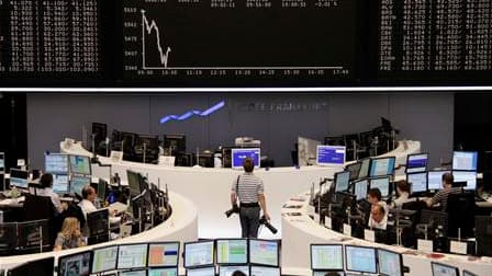 Les Bourses européennes creusent leurs pertes en matinée vendredi alors que la peur d'un retour en récession des grands pays développés gagne les marchés. /Photo d'archives/REUTERS/Remote/Amanda Andersen