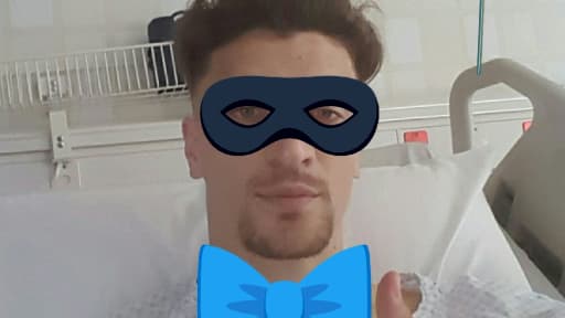 Thomas Meunier s'amuse dans sa chambre d'hôpital.
