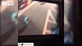 Une moto cale et fait un désastre dans une course de vélo