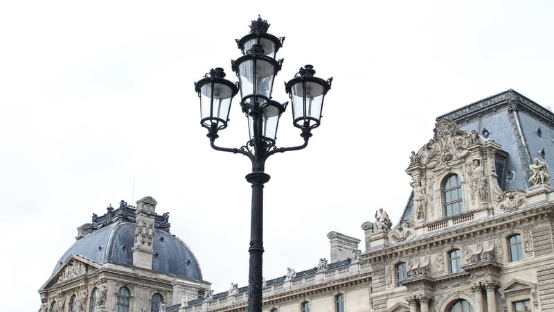 Un luminaire près du musée du Louvre à Paris. 