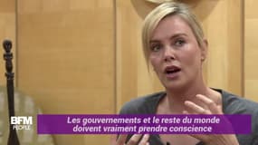 Charlize Theron, émue aux larmes en évoquant le Sida